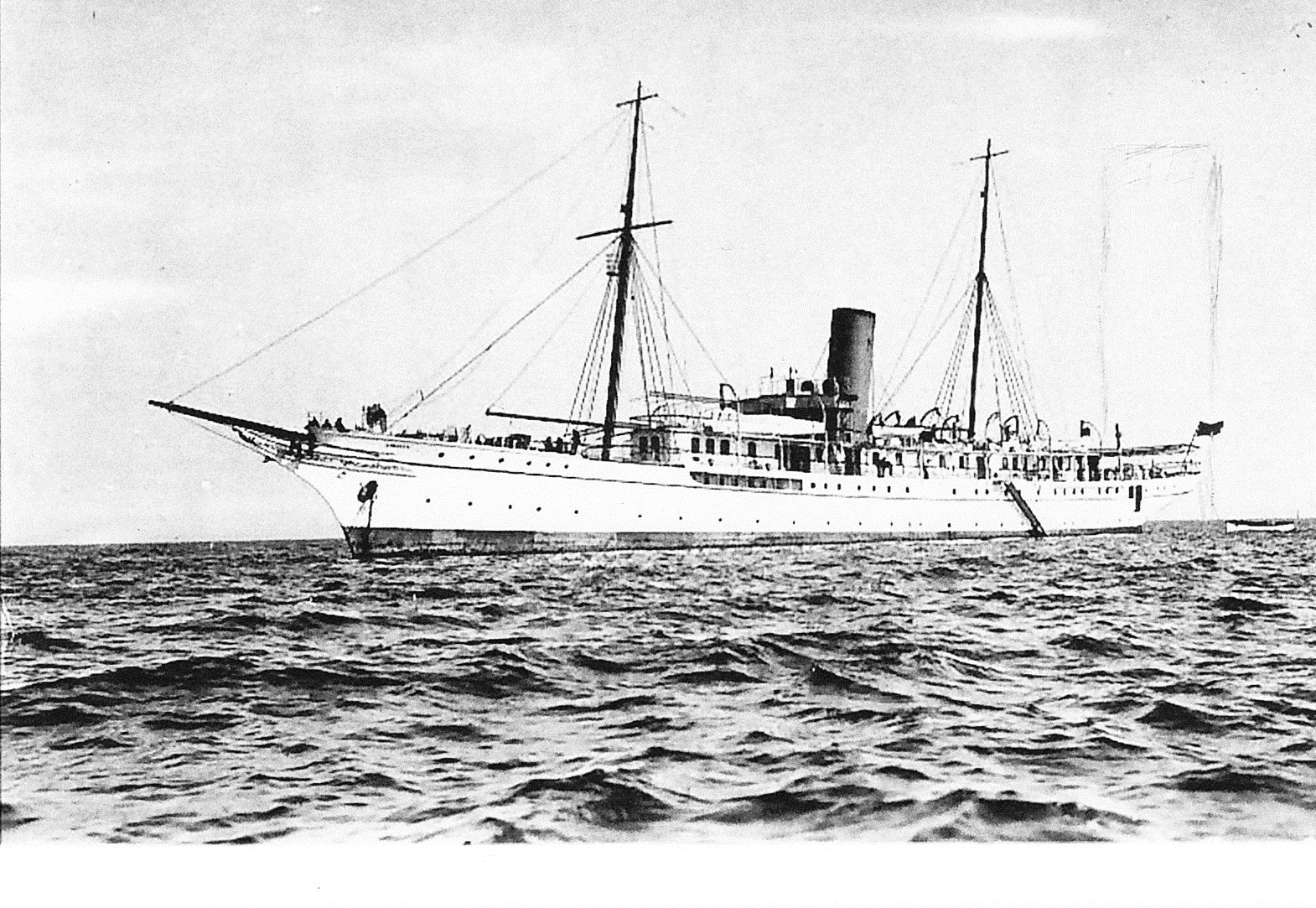 photo d'un navire avec la tour de Shanghaï en arrière plan